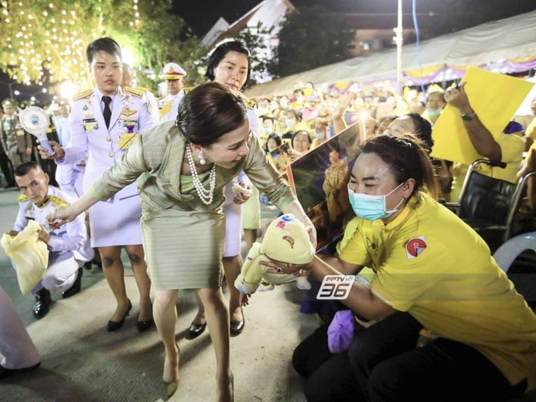 La impactante imagen de una escolta de la reina de Tailandia que escandaliza al mundo La impactante imagen de una escolta de la reina de Tailandia que escandaliza al mundo