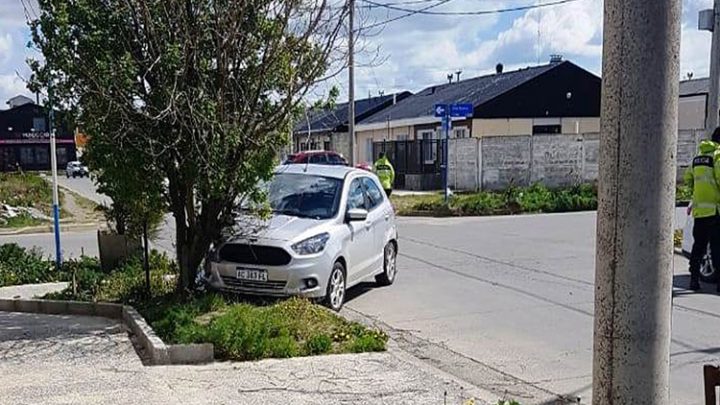 Choque uno de los vehículos termino impactando contra un árbol