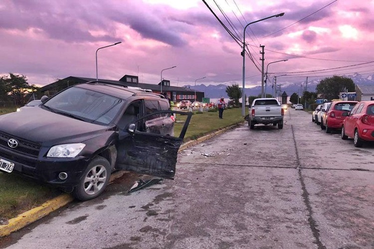 Choque entre una RAV y una Hilux sin lesionados Choque entre una RAV y una Hilux sin lesionados