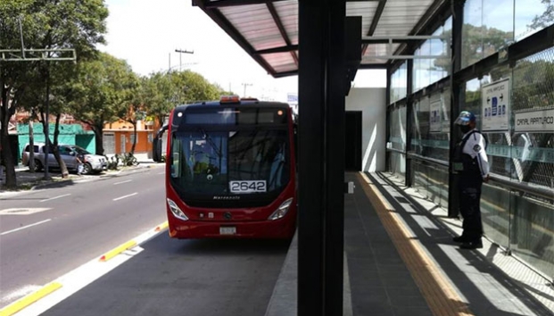 Su hijo se durmió en el colectivo, bajó en la parada y se dio cuenta que se olvidó de él