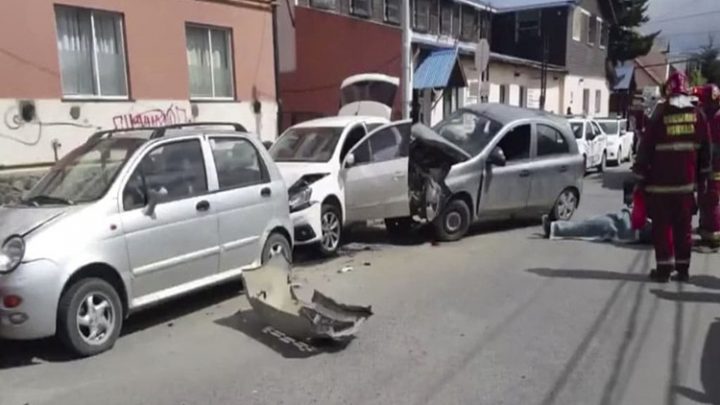 Conductor choco a vehiculos estacionados en Ushuaia