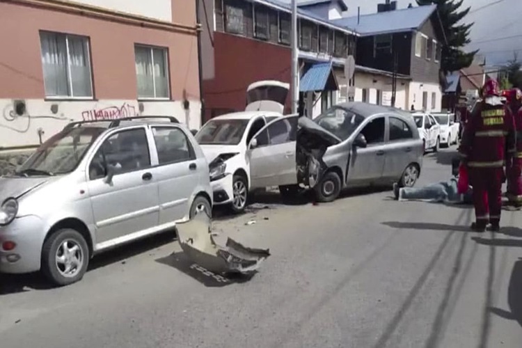 Conductor choco a vehiculos estacionados en Ushuaia