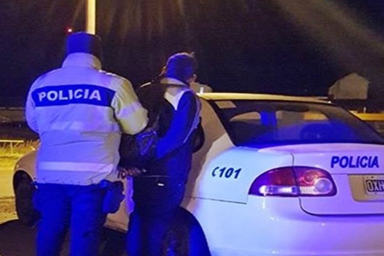 Conductor huyo de la Policia en la madrugada y fue detenido en Ushuaia