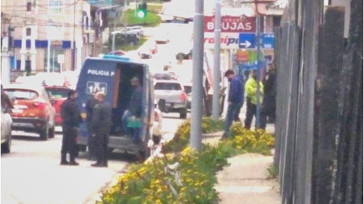 Sorprenden a dos sujetos “con las manos en los porros”