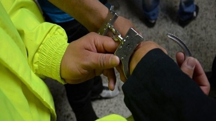 Choco contra el frente de una vivienda y termino detenido