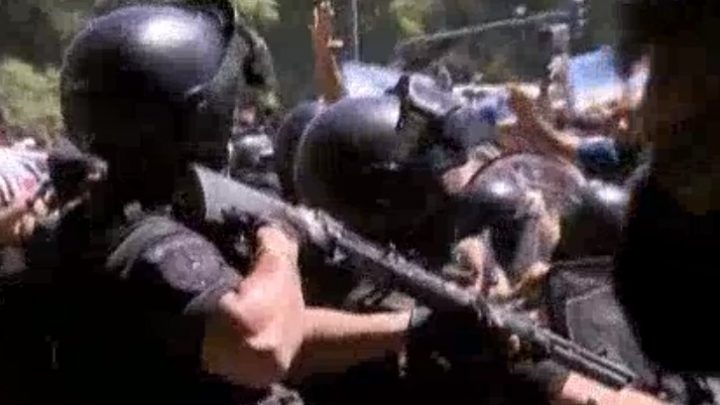 Batalla campal en la 9 de Julio entre fanáticos de Maradona y la Policía