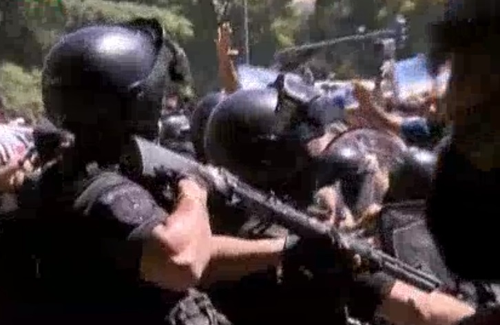 Batalla campal en la 9 de Julio entre fanáticos de Maradona y la Policía