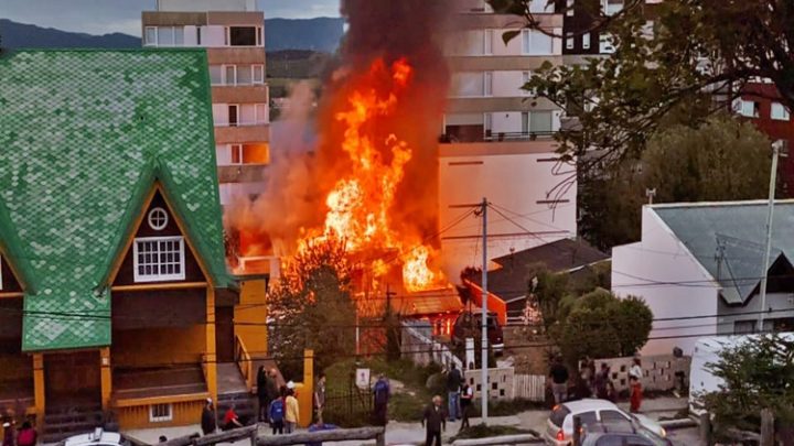 Incendio en Ushuaia en calle Gobernador Paz
