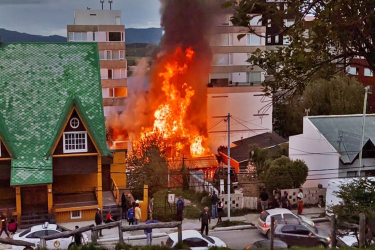Incendio en Ushuaia en calle Gobernador Paz