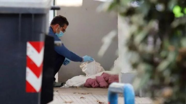 Asesinó a su amigo, lo decapitó y paseó con su cabeza por la calle