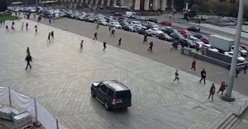 Se desmayó mientras manejaba, se metió en una plaza y arrolló a dos personas