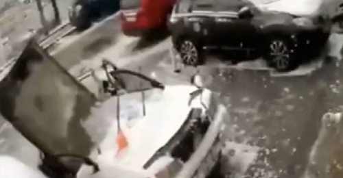 Un hombre se salvó de milagro cuando una placa de cemento cayó sobre su auto mientras lo lavaba