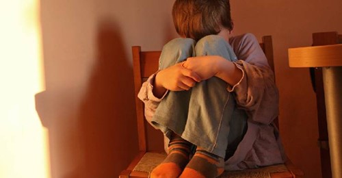 Mamá le pegaba en la cola a sus hijos para que estuvieran quietos: la condenaron a un año sin poder verlos
