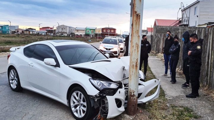 Choque contra una columna de alumbrado, un lesionado
