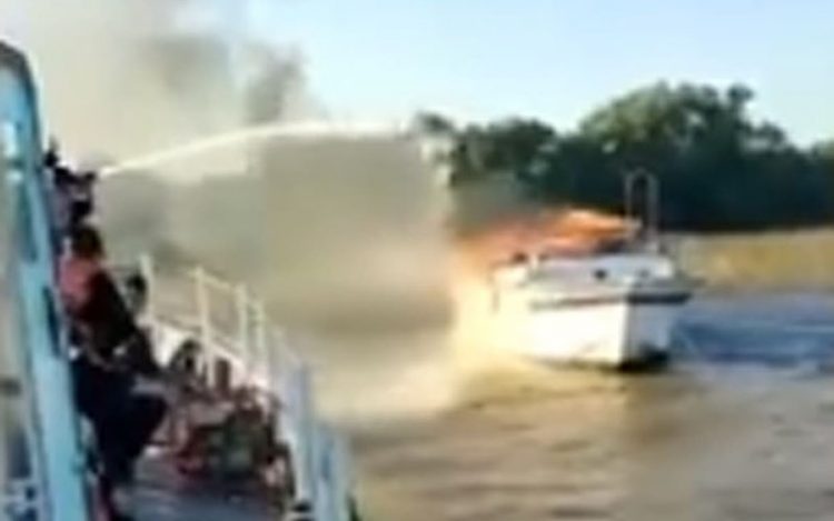 Se prendió fuego un yate con once personas a bordo en Tigre