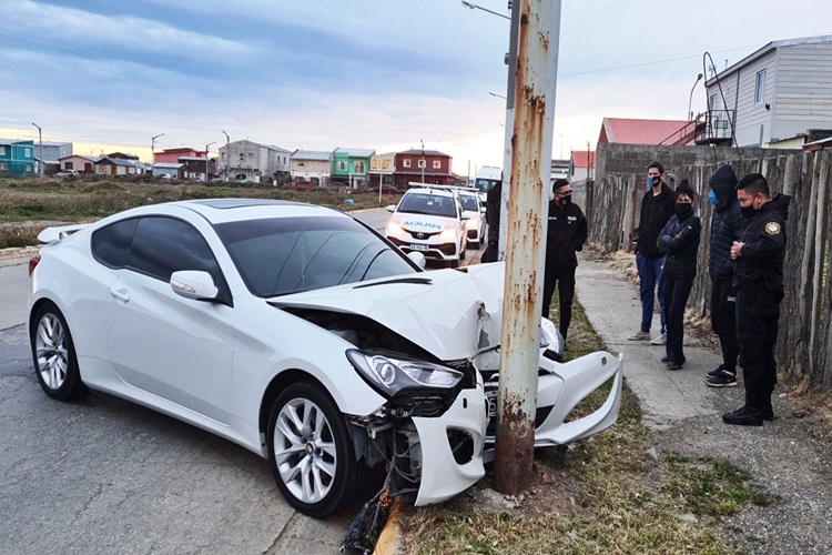Choque contra una columna de alumbrado, un lesionado Choque contra una columna de alumbrado, un lesionado