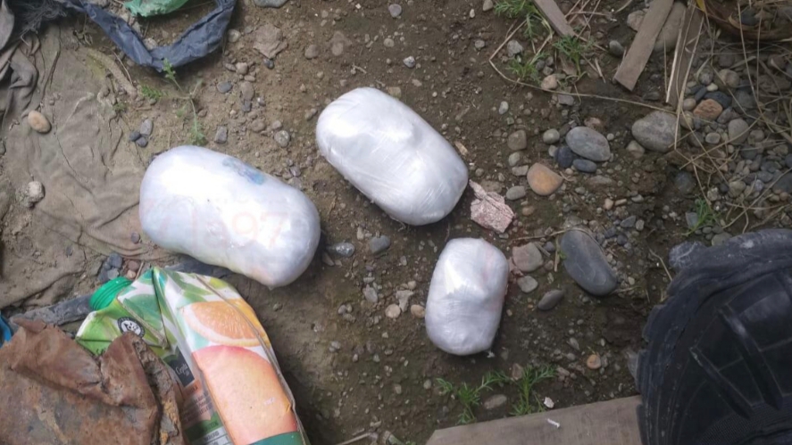 Insólito: Un vecino encontró tres paquetes de cocaína en su patio