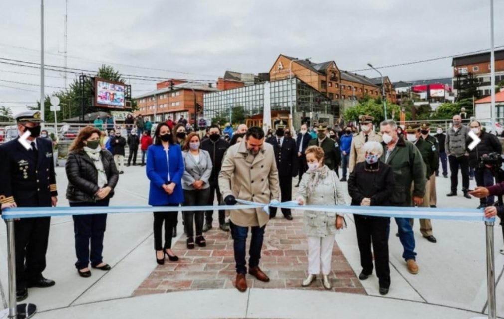 En Ushuaia, el intendente Vuoto inauguró la renovada plaza cívica ’12 de Octubre’