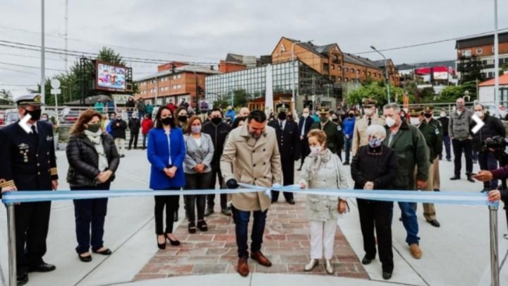 En Ushuaia, el intendente Vuoto inauguró la renovada plaza cívica ’12 de Octubre’