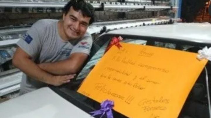 Le cumplió el sueño a su empleado y le regaló un auto por su «compromiso y lealtad»