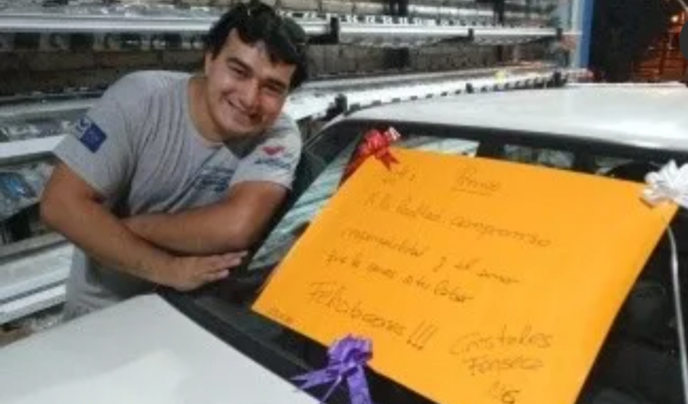 Le cumplió el sueño a su empleado y le regaló un auto por su «compromiso y lealtad» Le cumplió el sueño a su empleado y le regaló un auto por su «compromiso y lealtad»