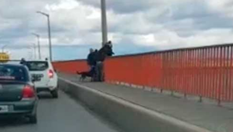 Conductores y la Policía rescataron a una mujer de las barandas del Puente Mosconi Conductores y la Policía rescataron a una mujer de las barandas del Puente Mosconi