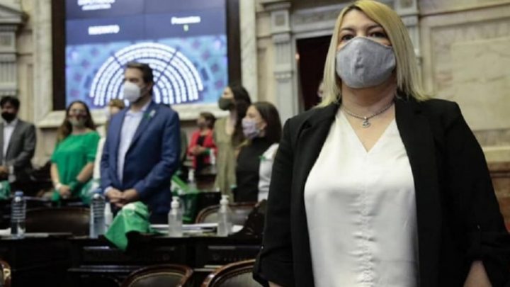 Bertone: «Para ninguna mujer es fácil tomar la decisión de practicarse un aborto»