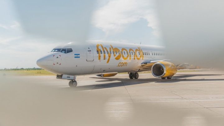 La aerolínea low cost Flybondi vuelve a volar a partir de hoy