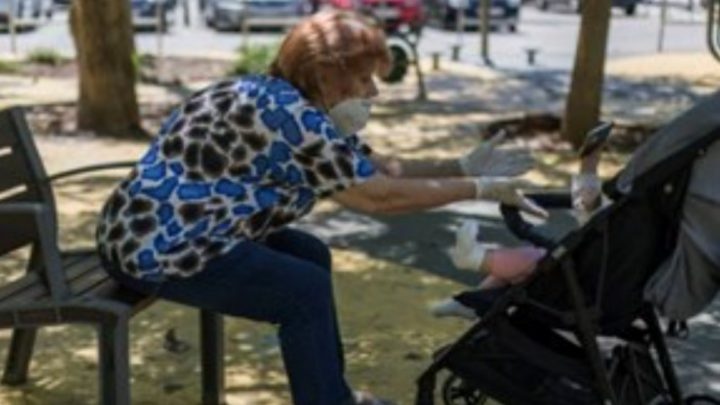 Polémica viral por una abuela que quiere cobrar por cuidar a su nieta: «No soy una guardería