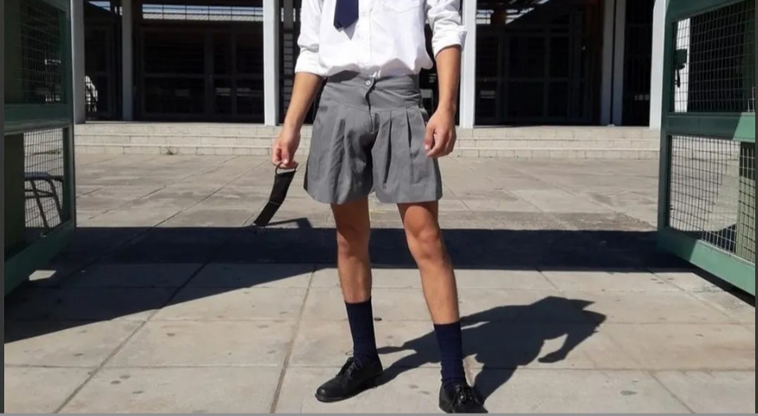 Fue discriminado por usar pollera en su graduación y lo denunció en Facebook