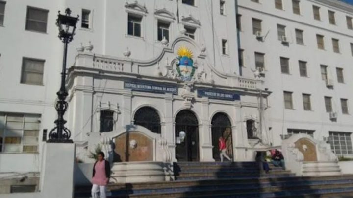 Una mujer intentó salir del garage, le erró al cambio, atropelló a su mamá y la mató