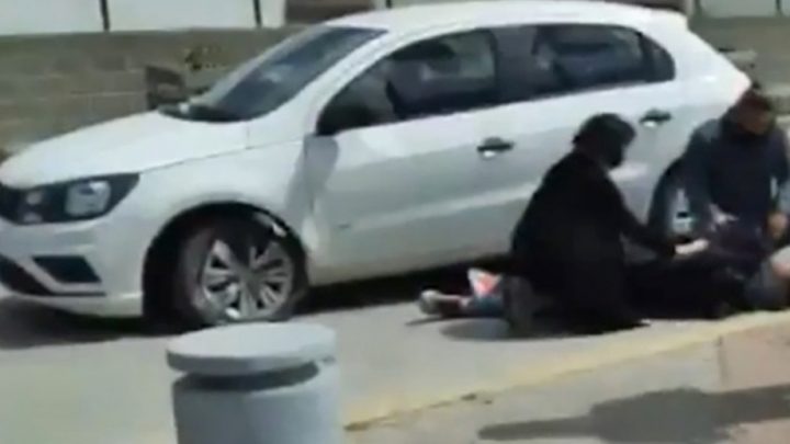 Conductor hospitalizado al chocar contra una columna