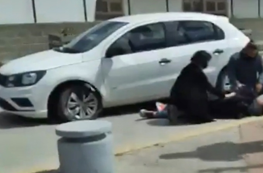 Conductor hospitalizado al chocar contra una columna