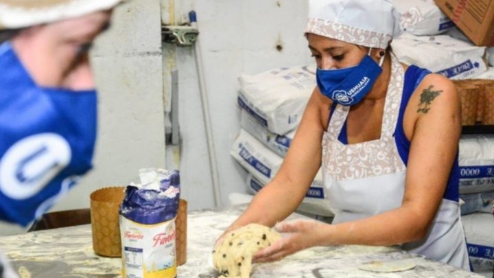 Elaboran más de 2 mil pan dulces para entregar a familias asistidas por la pandemia en Ushuaia