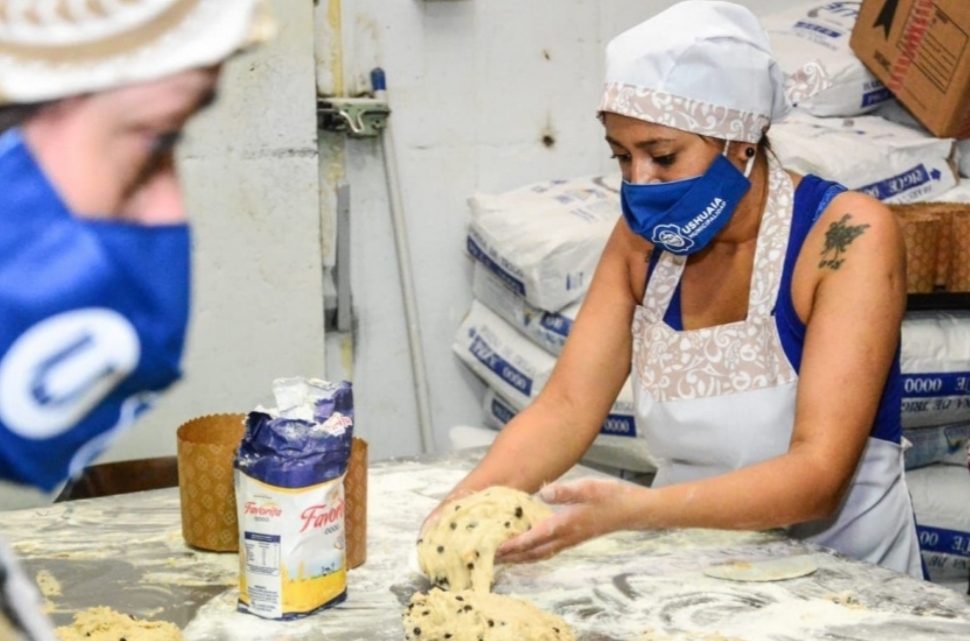 Elaboran más de 2 mil pan dulces para entregar a familias asistidas por la pandemia en Ushuaia Elaboran más de 2 mil pan dulces para entregar a familias asistidas por la pandemia en Ushuaia