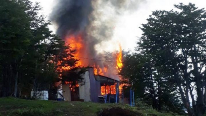 Incendio en Ushuaia, provoca daños totales en una vivienda