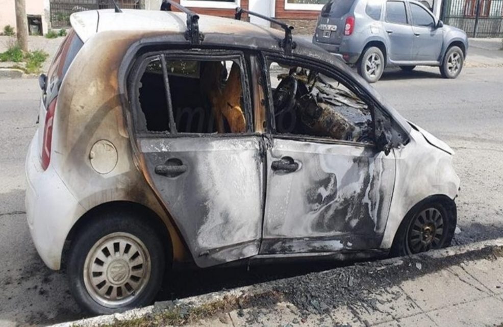Incendiaron automóvil de acusado de presunto abuso sexual