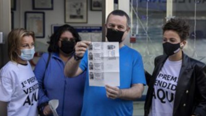 Lleva 3 años sin trabajar para cuidar de su mujer enferma y hoy ganó 1,2 millones de euros en la lotería
