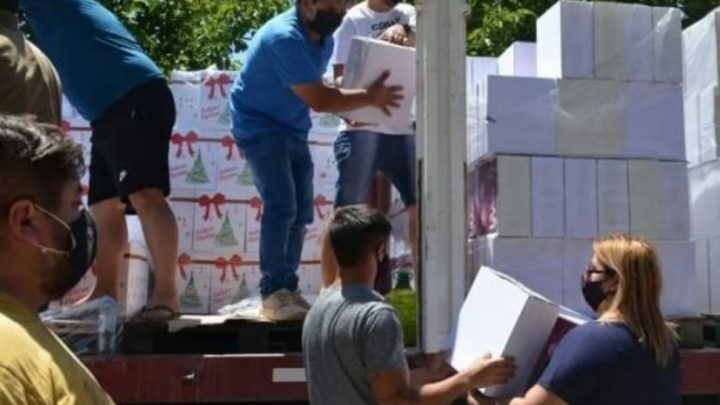 Un intendente entregó cajas navideñas, pollo y helado a todos los habitantes de su pueblo