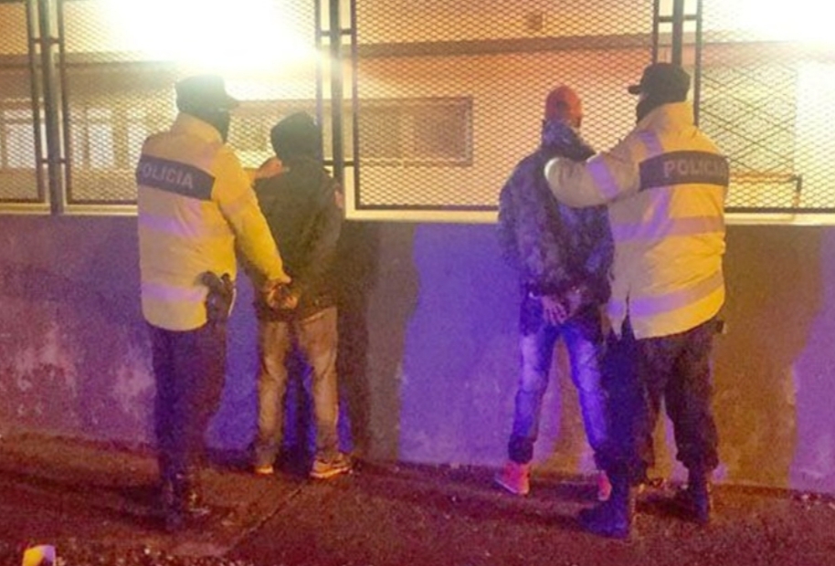 Dos detenidos y dos policias lesionados en una discusion que termino en pelea
