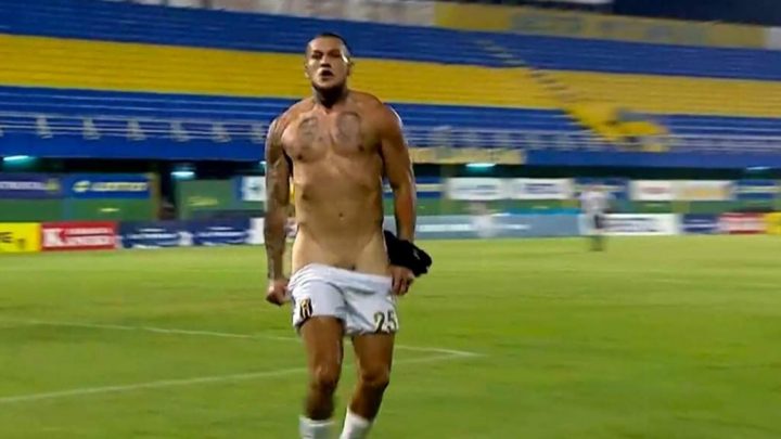 Escándalo en Paraguay por el polémico festejo del goleador argentino Raúl Bobadilla
