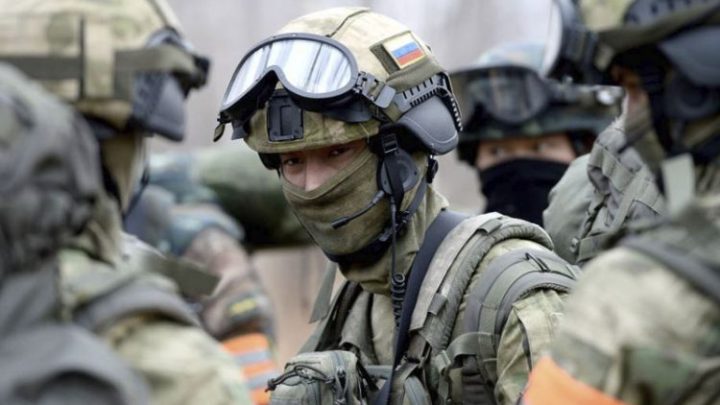 Soldados bebieron cerveza de la pierna ortopédica de un talibán muerto