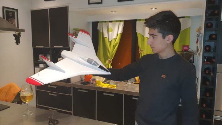 Tiene 14 años, es de Resistencia y construyó un avión de ala única, hito de la historia aeronáutica argentina