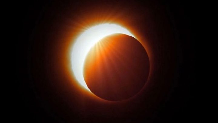 Un astrólogo predijo un “camino oscuro” después del eclipse solar