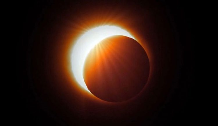 Un astrólogo predijo un “camino oscuro” después del eclipse solar Un astrólogo predijo un “camino oscuro” después del eclipse solar