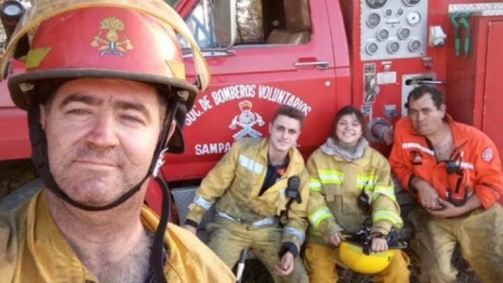 Es bombera, apagó un incendio y fue a rendir su última materia del secundario