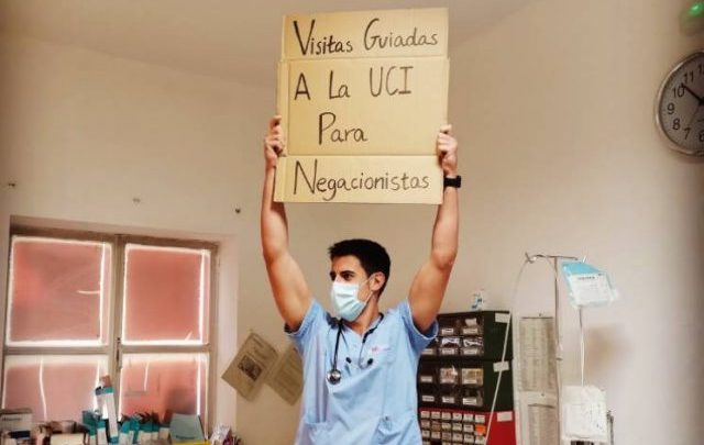 Es médico, posa con carteles concientizadores sobre el coronavirus y es viral en las redes