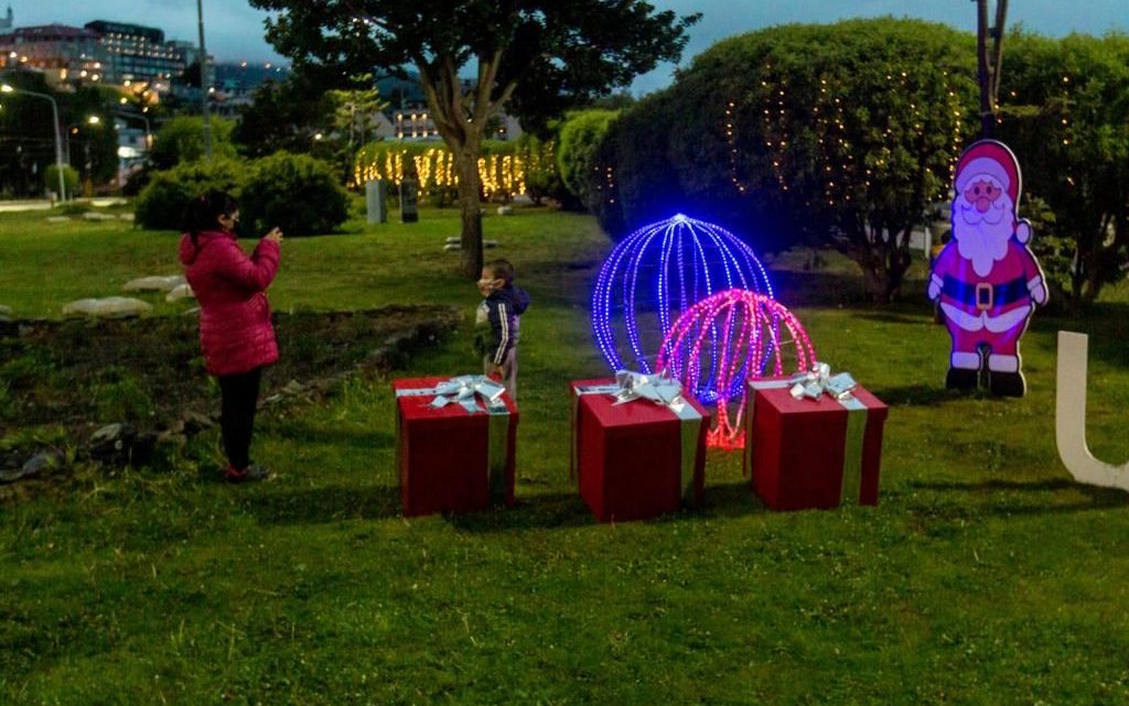 LA MUNICIPALIDAD ENCENDIÓ EL ÁRBOL DE NAVIDAD E ILUMINÓ EL PASEO DE LAS ROSAS