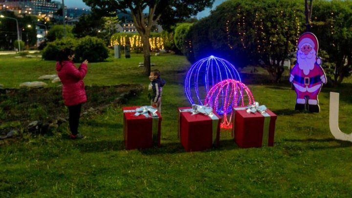 LA MUNICIPALIDAD ENCENDIÓ EL ÁRBOL DE NAVIDAD E ILUMINÓ EL PASEO DE LAS ROSAS