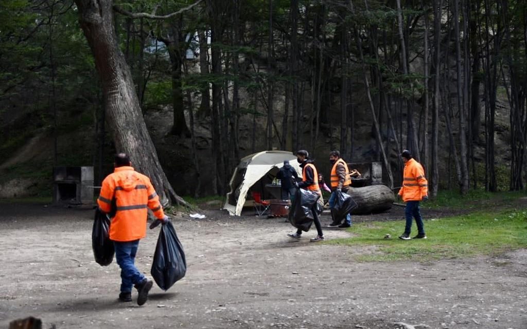 LA SECRETARÍA DE MEDIO AMBIENTE DE USHUAIA TRABAJA EN LOS CAMPING MUNICIPALES LA SECRETARÍA DE MEDIO AMBIENTE DE USHUAIA TRABAJA EN LOS CAMPING MUNICIPALES